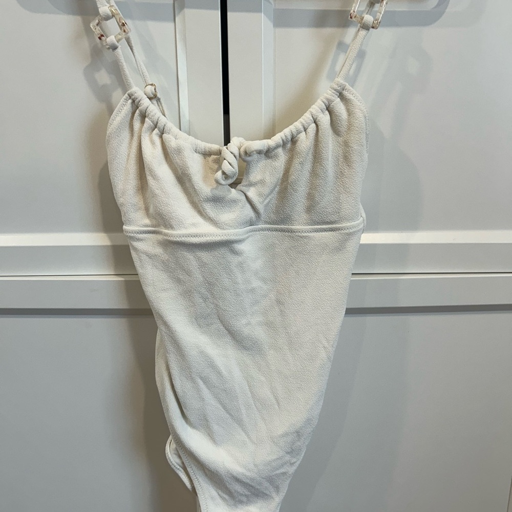 Crepe texture off-white one-piece swimsuit